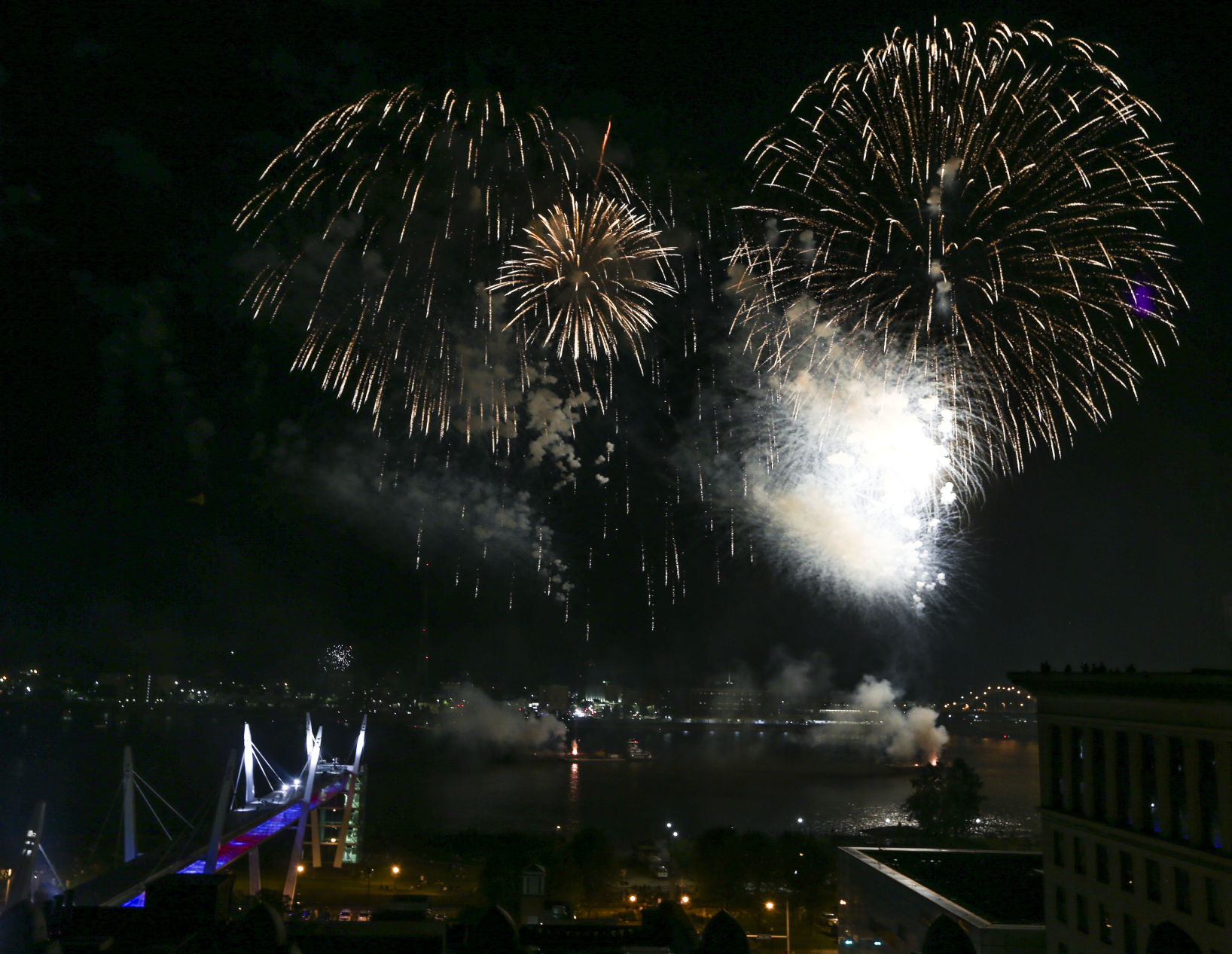 070321-qc-nws-fireworks-12.JPG
